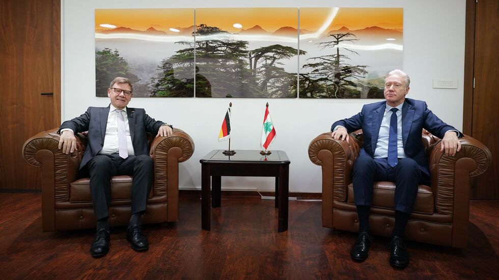Außenminister Johann Wadephul (l, CDU) setzt seine Nahostreise im Libanon fort. In der Hauptstadt Beirut traf er seinen Amtskollegen Jussef Radschi. Unter anderem geht es um die Entwaffnung der Schiiten-Miliz Hisbollah. 