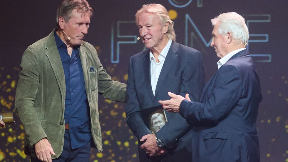 Horst Hrubesch (M) hatte bei seiner Ehrung gute Laune.