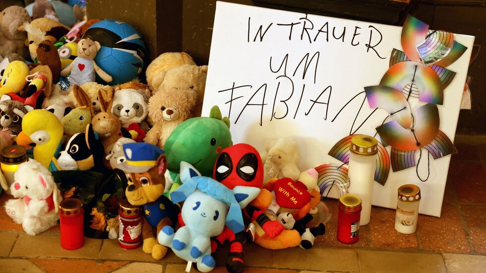 Kuscheltiere und Kerzen zum Gedenken an Fabian. Kuscheltiere und Kerzen zum Gedenken an Fabian.