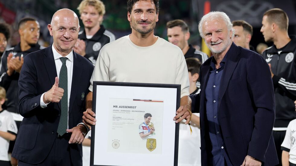 Mats Hummels (m) wurde vor dem Anpfiff geehrt