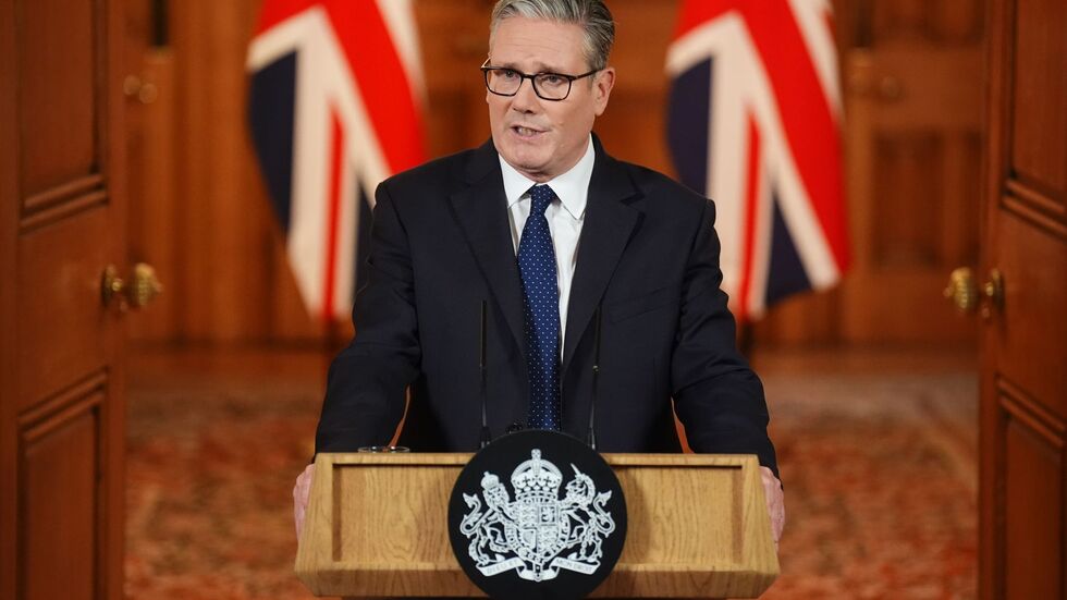 Der britische Premier Keir Starmer hat sich nach dem tödlichen Angriff auf eine Synagoge in Manchester besorgt gezeigt über wachsenden Antisemitismus in seinem Land. Der britische Premier Keir Starmer hat sich nach dem tödlichen Angriff auf eine Synagoge in Manchester besorgt gezeigt über wachsenden Antisemitismus in seinem Land.