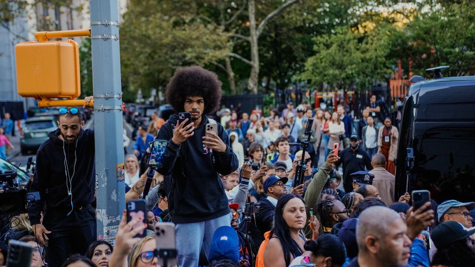 Viele Schaulustige versammelten sich vor dem Gericht. Viele Schaulustige versammelten sich vor dem Gericht.