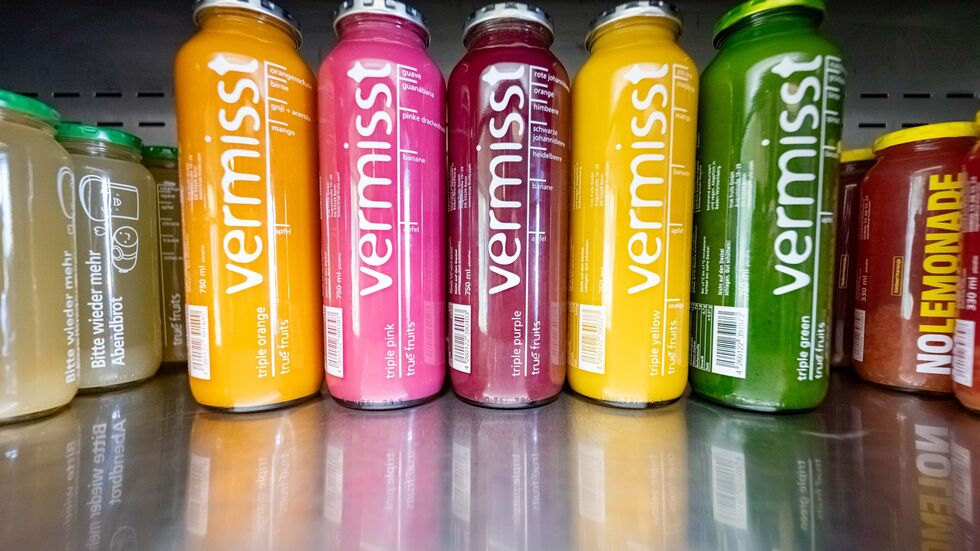 «Vermisst» steht groß auf den Smoothie-Flaschen von True Fruits - auf der Rückseite wird mit Fotos nach zwei seit Jahren vermissten Personen gesucht. «Vermisst» steht groß auf den Smoothie-Flaschen von True Fruits - auf der Rückseite wird mit Fotos nach zwei seit Jahren vermissten Personen gesucht.