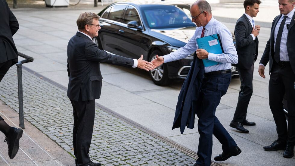 «Du mit Deinem starken Kompass» - bei der Botschafterkonferenz im Auswärtigen Amt lobt Kanzler Friedrich Merz Außenminister Johann Wadephul (beide CDU) in den höchsten Tönen. «Du mit Deinem starken Kompass» - bei der Botschafterkonferenz im Auswärtigen Amt lobt Kanzler Friedrich Merz Außenminister Johann Wadephul (beide CDU) in den höchsten Tönen.