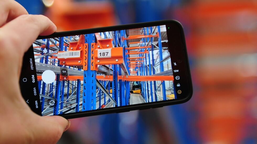 Vom Hochregal über Schreibtische, Zimmerpflanzen bis hin zur kompletten Produktionslinie für mehrere Millionen Euro: Das Inventar des insolventen Solarmodulherstellers Meyer Burger kommt unter den Hammer. 