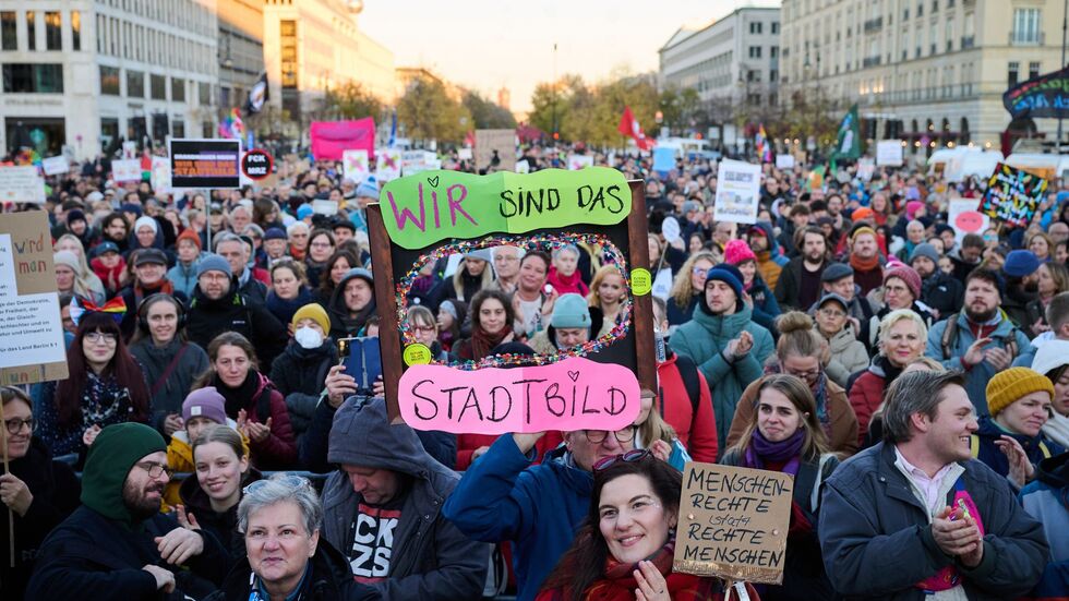 In Berlin und Kiel sind Demonstrationen zu den Merz-Äußerungen geplant.