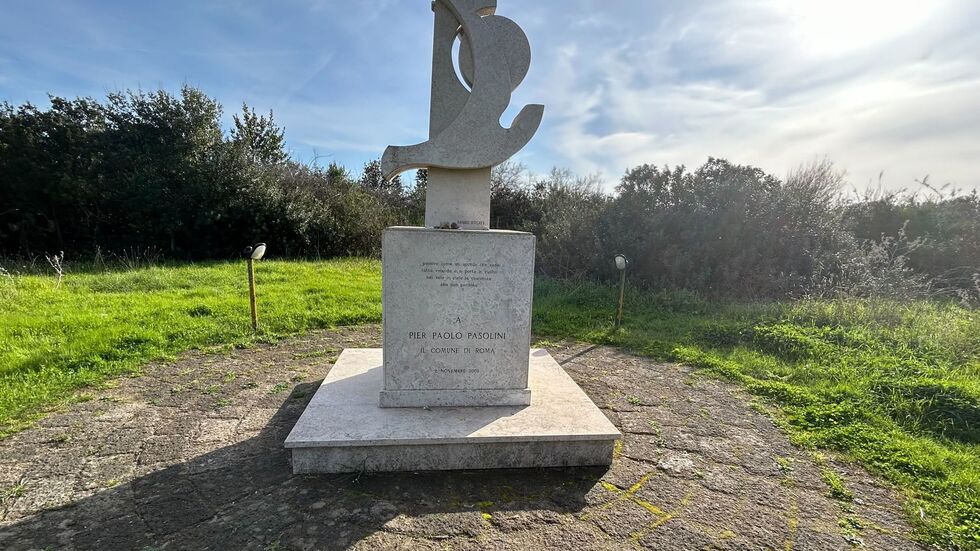 Am Ort des Verbrechens erinnert ein Denkmal an den Regisseur. (Archivbild) Am Ort des Verbrechens erinnert ein Denkmal an den Regisseur. (Archivbild)