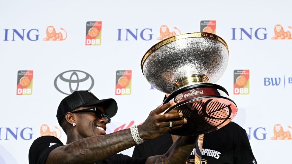 Dennis Schröder und die deutschen Basketballer wurden beim Empfang in Frankfurt für den EM-Titel gefeiert.