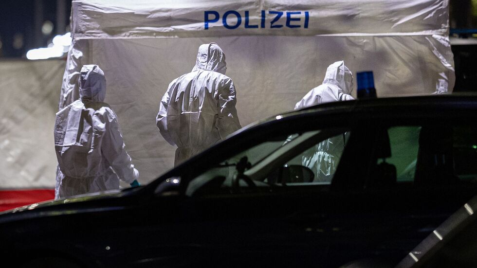 Die Polizei sichert am Tatort Spuren.