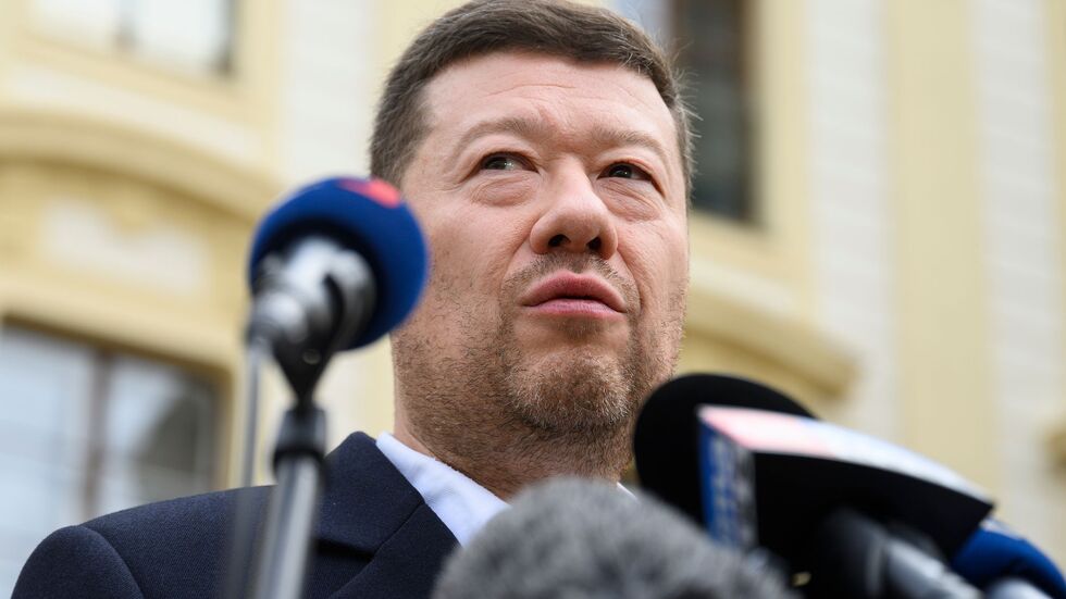 Der tschechische SPD-Vorsitzende Tomio Okamura spricht mit Reportern nach einem Treffen mit Präsident Pavel, der ihn zu einer Konsultation nach den Wahlen eingeladen hatte.