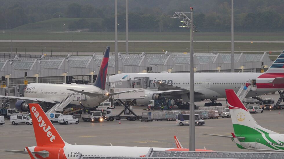 Reisende müssen aber weiter mit Verzögerungen rechnen. Reisende müssen aber weiter mit Verzögerungen rechnen.