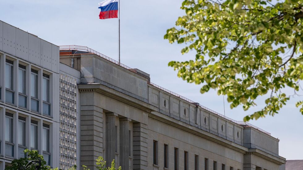 Das Personal der russischen Botschaft in Berlin wird künftig nicht mehr einfach so in andere EU-Staaten reisen dürfen. (Archivbild)