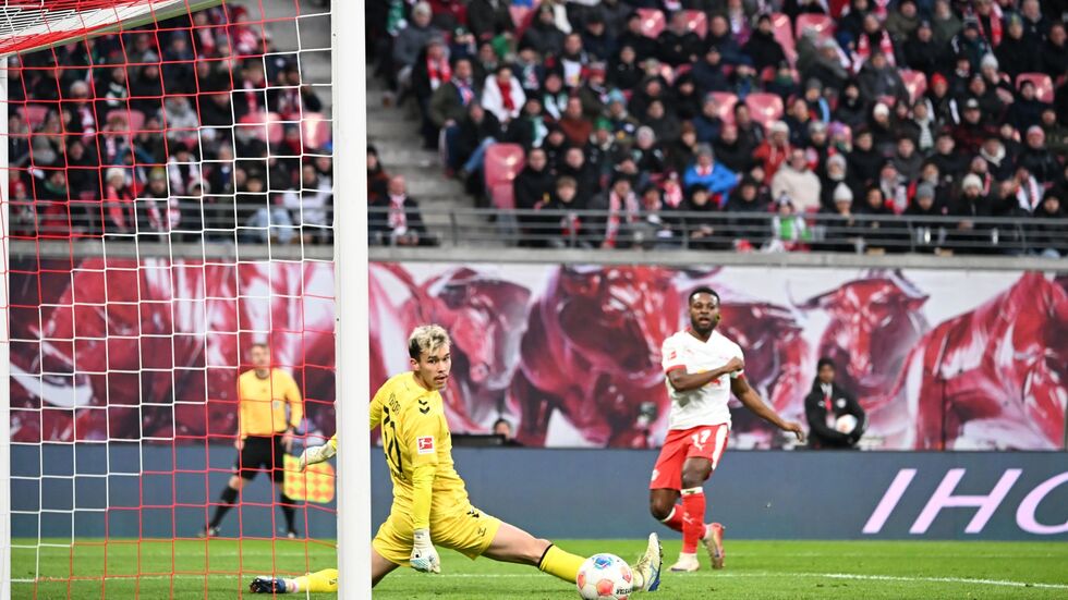 Bremens Torwart Mio Backhaus (l, Werder Bremen) und Ridle Baku (RB Leipzig) schauen dem Ball hinterher. Backhaus verhinderte mit seinen Paraden einen frühen Rückstand der Gäste in Leipzig. Bremens Torwart Mio Backhaus (l, Werder Bremen) und Ridle Baku (RB Leipzig) schauen dem Ball hinterher. Backhaus verhinderte mit seinen Paraden einen frühen Rückstand der Gäste in Leipzig.