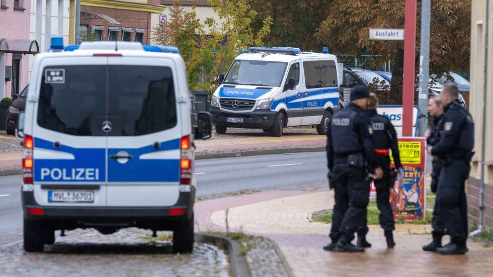 Die Beamten befragen Anwohner. Die Beamten befragen Anwohner.