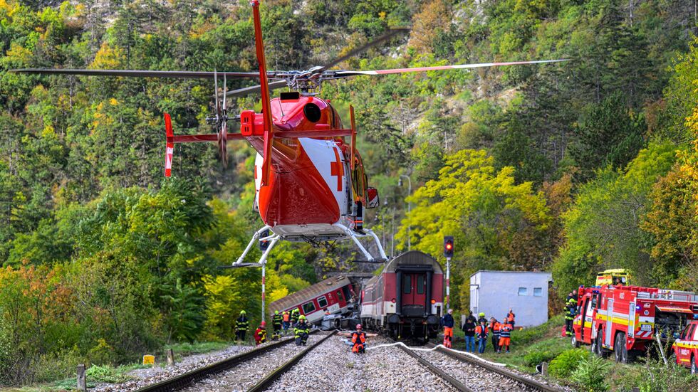 Rettungskräfte sind nach der Kollision zweier Schnellzüge in der Gemeinde Jablonov nad Turnou im Bezirk Roznava im Einsatz. Rettungskräfte sind nach der Kollision zweier Schnellzüge in der Gemeinde Jablonov nad Turnou im Bezirk Roznava im Einsatz.