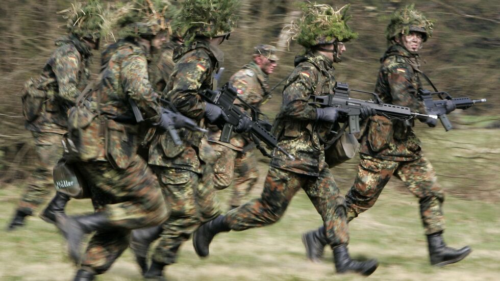 Mit dem Wehrdienstgesetz erhofft sich die Regierung mehr Klarheit darüber, wie viele junge Menschen für die Truppe in Frage kämen, und auch mehr Freiwillige.  Mit dem Wehrdienstgesetz erhofft sich die Regierung mehr Klarheit darüber, wie viele junge Menschen für die Truppe in Frage kämen, und auch mehr Freiwillige.