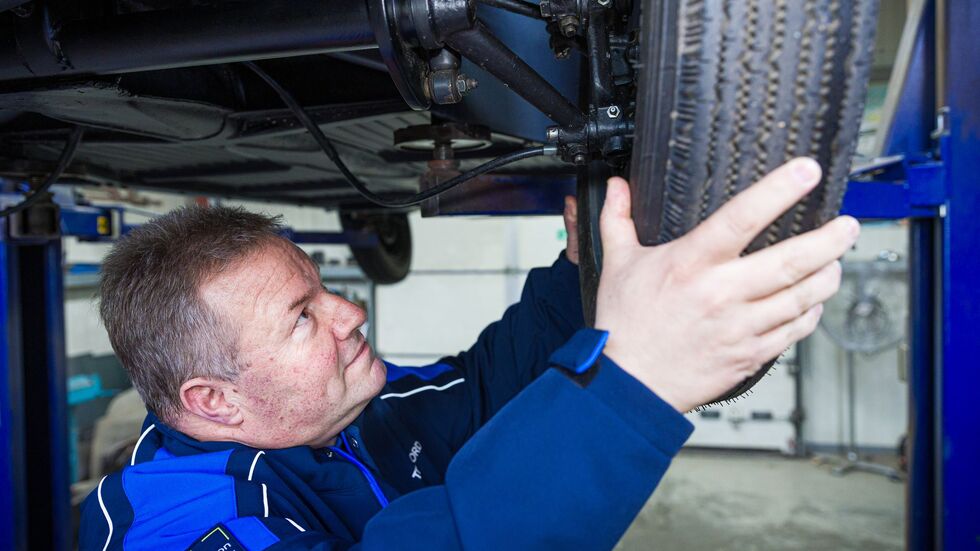 TÜV-Mitarbeiter Thomas Rusch hat das Fahrzeug abgenommen.