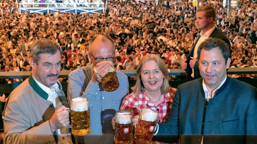 Auch wenn Markus Söder eigentlich nicht gerne Bier trinkt - fürs Foto auf dem Oktoberfest gehört auch für ihn der Maßkrug natürlich dazu. (Archivbild)