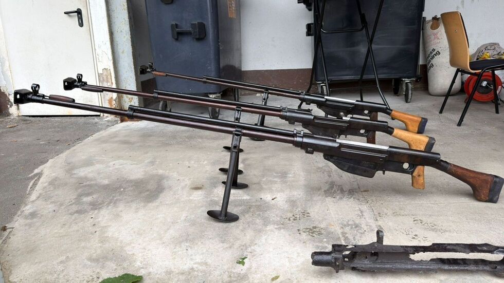 Ermittler entdecken in dem riesigen Waffenarsenal in Remscheid immer neue Verstecke. (Archivbild) Ermittler entdecken in dem riesigen Waffenarsenal in Remscheid immer neue Verstecke. (Archivbild)