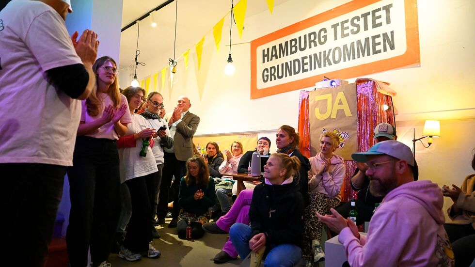 Der Volksentscheid für ein Grundeinkommen-Modellversuch ist gescheitert. Der Volksentscheid für ein Grundeinkommen-Modellversuch ist gescheitert.