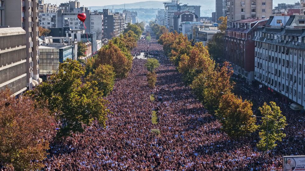 Zehntausende gedachten der 16 Opfer des Einsturzes des Bahnhofsvordachs in Novi Sad vor genau einem Jahr. Zehntausende gedachten der 16 Opfer des Einsturzes des Bahnhofsvordachs in Novi Sad vor genau einem Jahr.