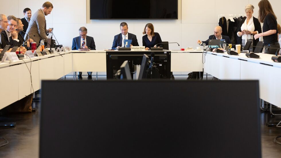 Der 81-jährige Schröder wurde aus Rücksicht auf seinen Gesundheitszustand für die Zeugenvernehmung aus seinem Büro in Hannover zugeschaltet.  Der 81-jährige Schröder wurde aus Rücksicht auf seinen Gesundheitszustand für die Zeugenvernehmung aus seinem Büro in Hannover zugeschaltet.