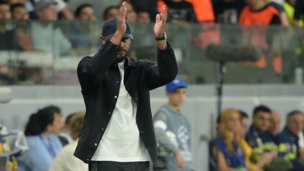 Vincent Kompany applaudiert seiner Mannschaft beim 5:1 gegen Pafos.