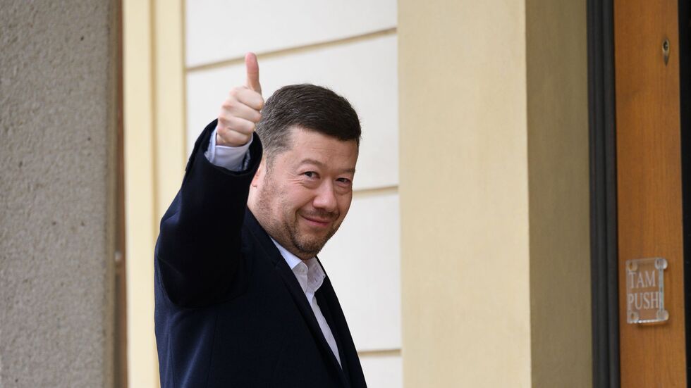 Der Vorsitzende der Partei Freiheit und direkte Demokratie (SPD), Tomio Okamura, begrüßt Fotografen auf seinem Weg zu Präsident Pavel, der ihn zu einer Nachwahlberatung eingeladen hatte.