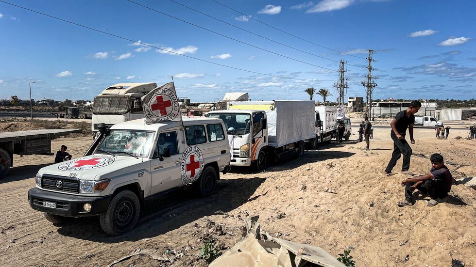 Mitarbeiter des Roten Kreuzes helfen bei Übergabe der Leichen von Geiseln. (Archivbild)