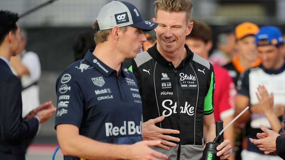 Schimpft über die neue Hitze-Regel der Formel 1: Max Verstappen (l). 