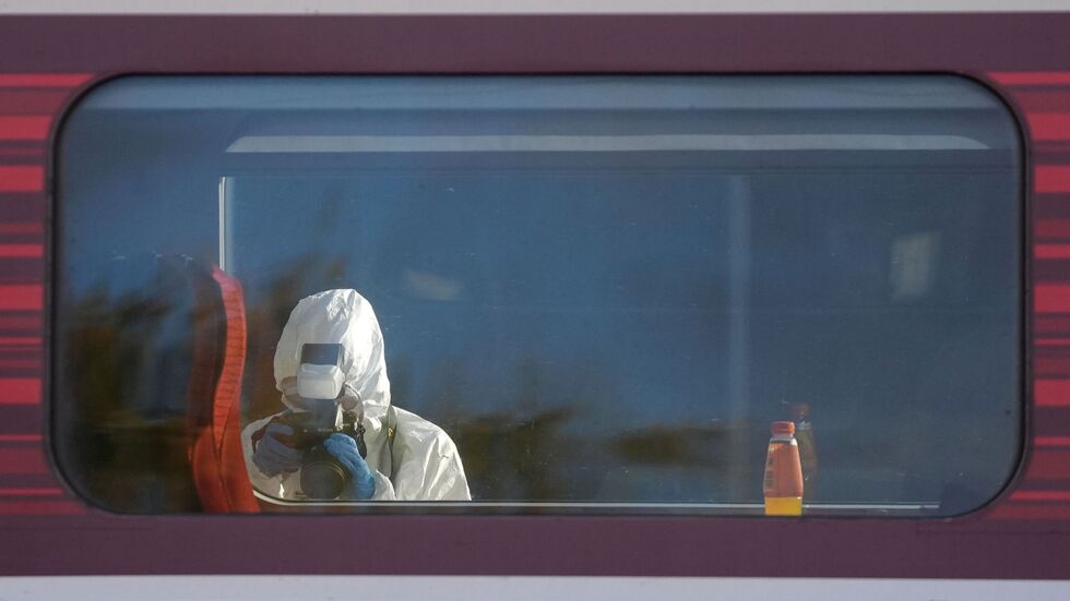 Forensiker untersuchen den Zug, in dem es zu dem verheerenden Angriff kam. Forensiker untersuchen den Zug, in dem es zu dem verheerenden Angriff kam.