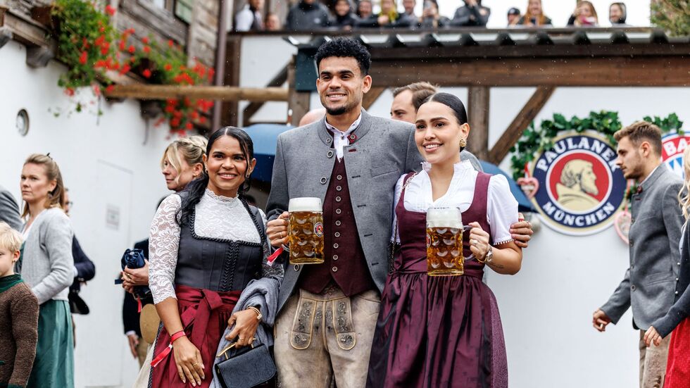 Bayerns Königstransfer Luis Díaz posierte nach seinem Gala-Auftritt in Frankfurt mit seiner Frau Geraldine Ponce (r) auf dem Oktoberfest.