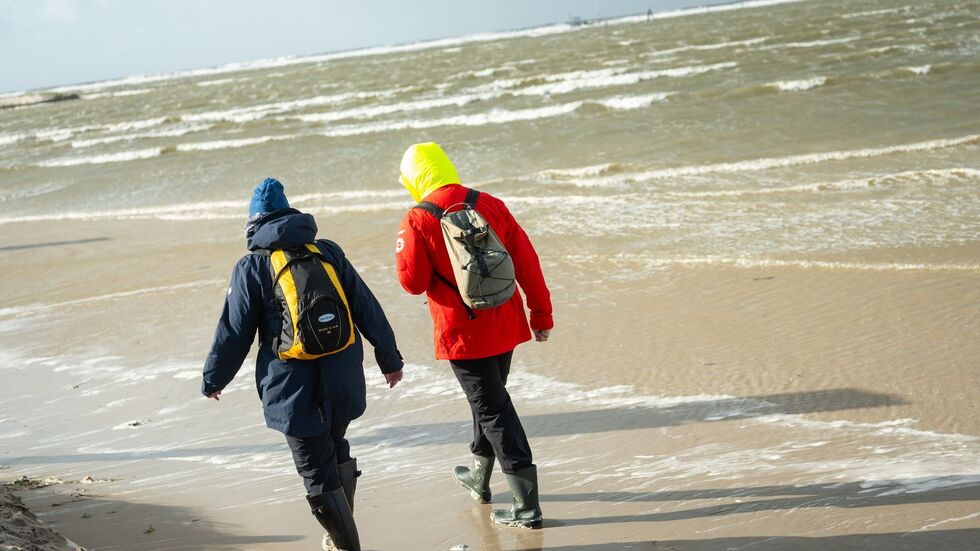Wetterfeste Kleidung ist beim Spaziergang an der Nordsee in den nächsten Tagen ein Muss. (Archivfoto) Wetterfeste Kleidung ist beim Spaziergang an der Nordsee in den nächsten Tagen ein Muss. (Archivfoto)