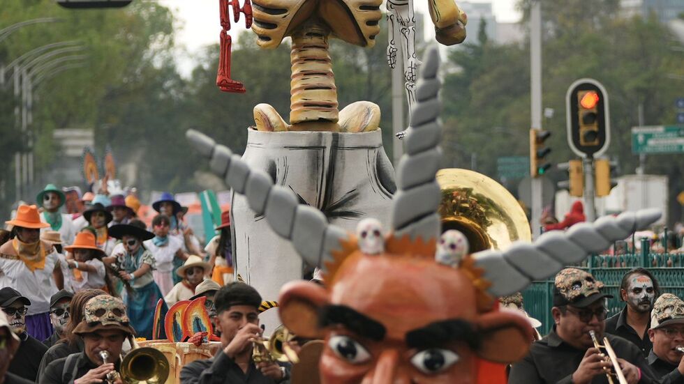 Die Parade ist einem Umzug nachempfunden, der im James-Bond-Film «Spectre» von 2015 zu sehen war.