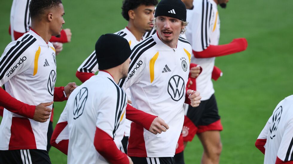 Thiaw (l.) und Woltemade (mit Mütze in der Mitte) laufen beim DFB-Training. Thiaw (l.) und Woltemade (mit Mütze in der Mitte) laufen beim DFB-Training.