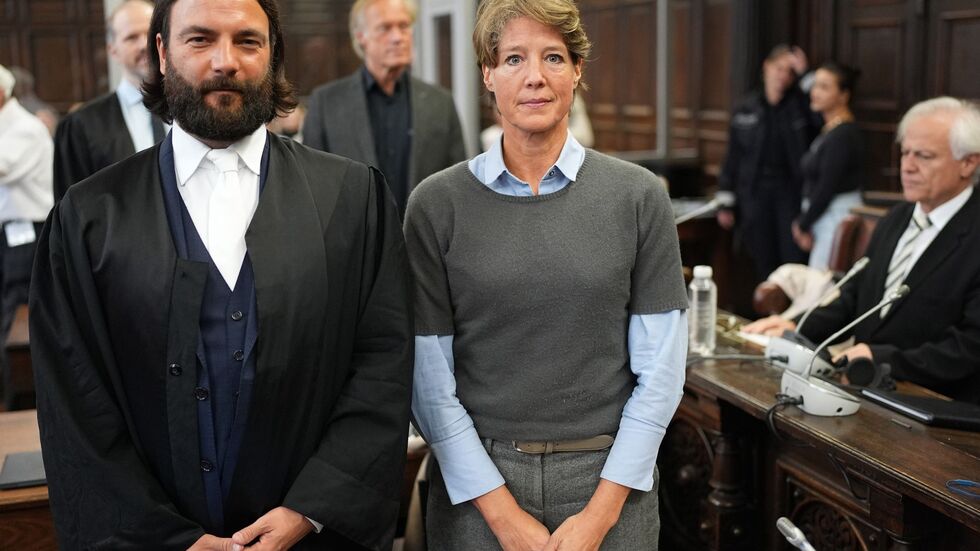Anwalt Ingo Bott und seine Mandantin Christina Block stehen vor Prozessbeginn im Gerichtssaal. Anwalt Ingo Bott und seine Mandantin Christina Block stehen vor Prozessbeginn im Gerichtssaal.