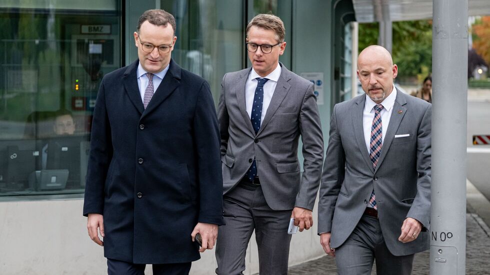 Spitzentrio der Union: Jens Spahn (CDU), Carsten Linnemann (CDU) und Alexander Hoffmann (CSU) schlendern zum Koalitionsausschuss. Spitzentrio der Union: Jens Spahn (CDU), Carsten Linnemann (CDU) und Alexander Hoffmann (CSU) schlendern zum Koalitionsausschuss.