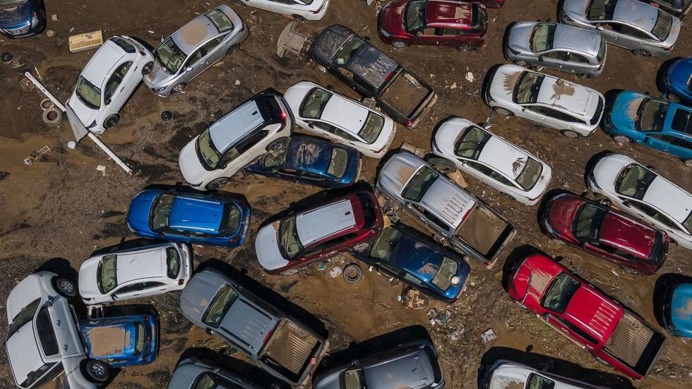 Die Schlammmassen rissen etliche Fahrzeuge mit sich. Die Schlammmassen rissen etliche Fahrzeuge mit sich.