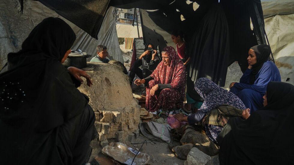 Palästinensische Frauen backen Brot in Notunterkunft. Palästinensische Frauen backen Brot in Notunterkunft.