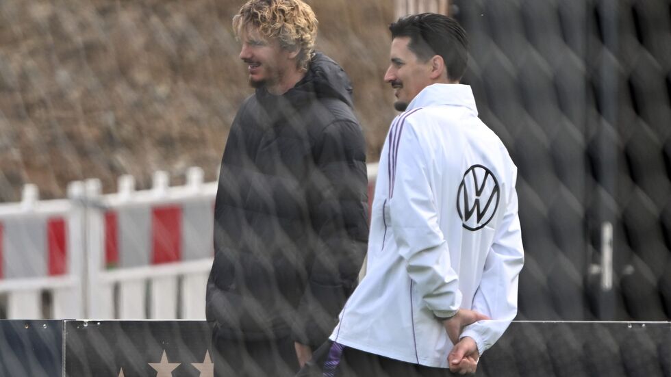 Nur Zuschauer beim Training: Nick Woltemade mit Co-Trainer Benjamin Hübner (r). 