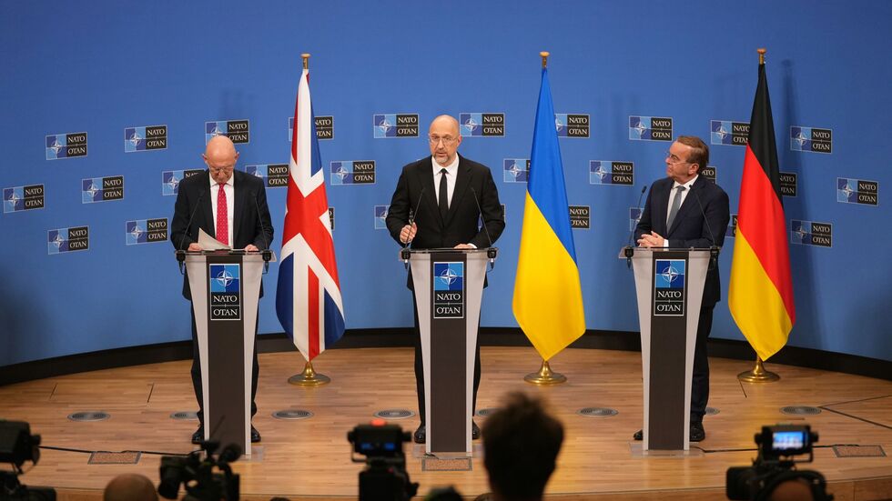 Von den Nato-Verteidigungsministern erhielt die Ukraine einige Hilfszusagen. Von den Nato-Verteidigungsministern erhielt die Ukraine einige Hilfszusagen.