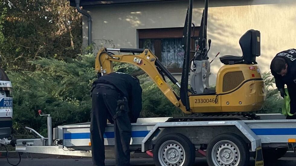 Auch ein kleiner Bagger kam bei der Suche nach Hinweisen zum Einsatz.
