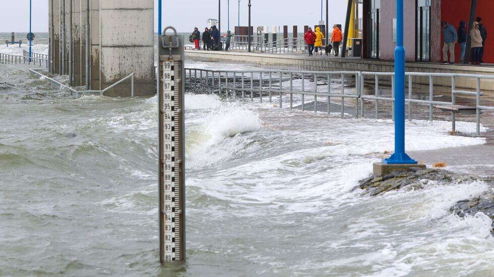 Teile des Fährhafens von Dagebüll werden bei einer Sturmflut überflutet. Teile des Fährhafens von Dagebüll werden bei einer Sturmflut überflutet.