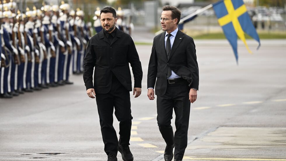 Der ukrainische Präsident Wolodymyr Selenskyj (links) wurde am Mittwoch von Regierungschef Ulf Kristersson (rechts) in Linköping begrüßt.