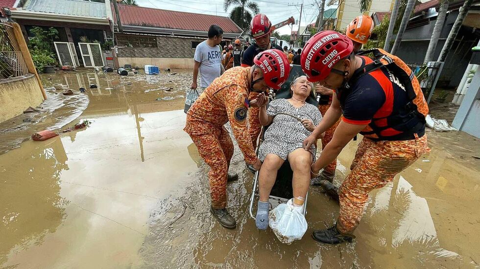 Viele Rettungskräfte versuchten, den Menschen zu helfen. Viele Rettungskräfte versuchten, den Menschen zu helfen.
