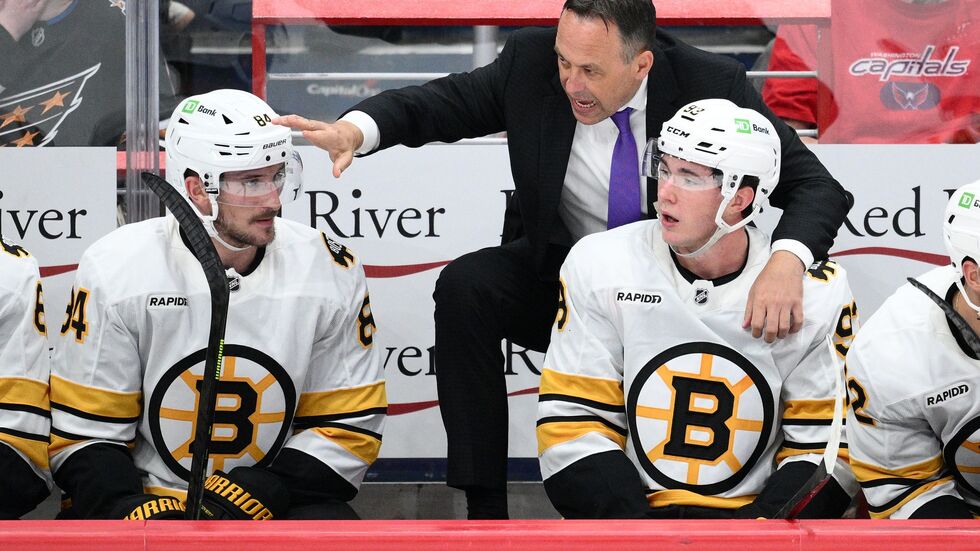 Marco Sturm (M) feierte mit Boston seinen ersten Sieg als NHL-Cheftrainer.
