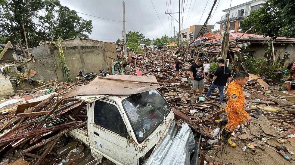 Zahlreiche Häuser lagen in Trümmern. Zahlreiche Häuser lagen in Trümmern.