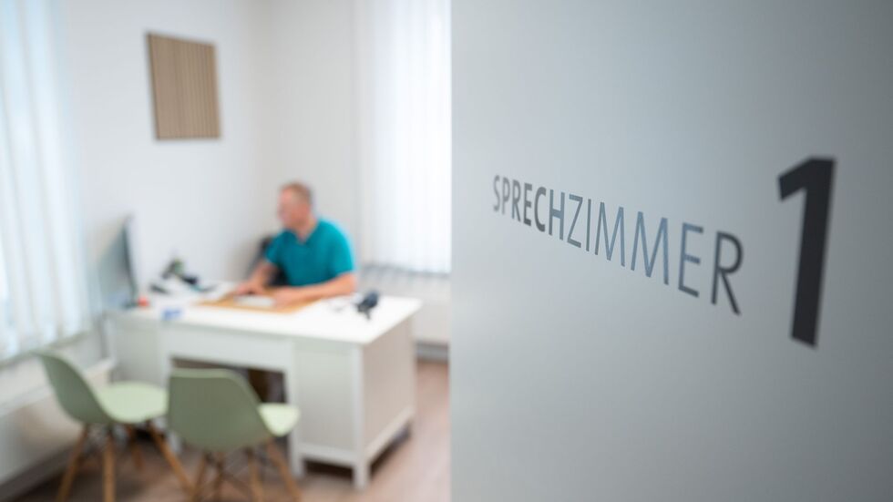 Soll eine Krankschreibung wirklich erst nach dem vierten Tag nötig sein? Die Arbeitgeber sind dagegen. Soll eine Krankschreibung wirklich erst nach dem vierten Tag nötig sein? Die Arbeitgeber sind dagegen.