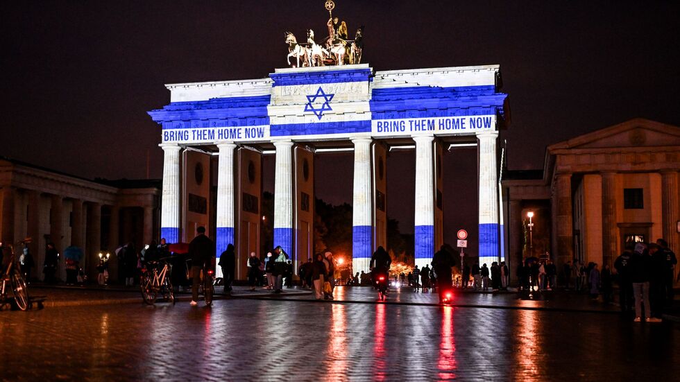 Das Brandenburger Tor ist in den Farben der israelischen Flagge angestrahlt. 