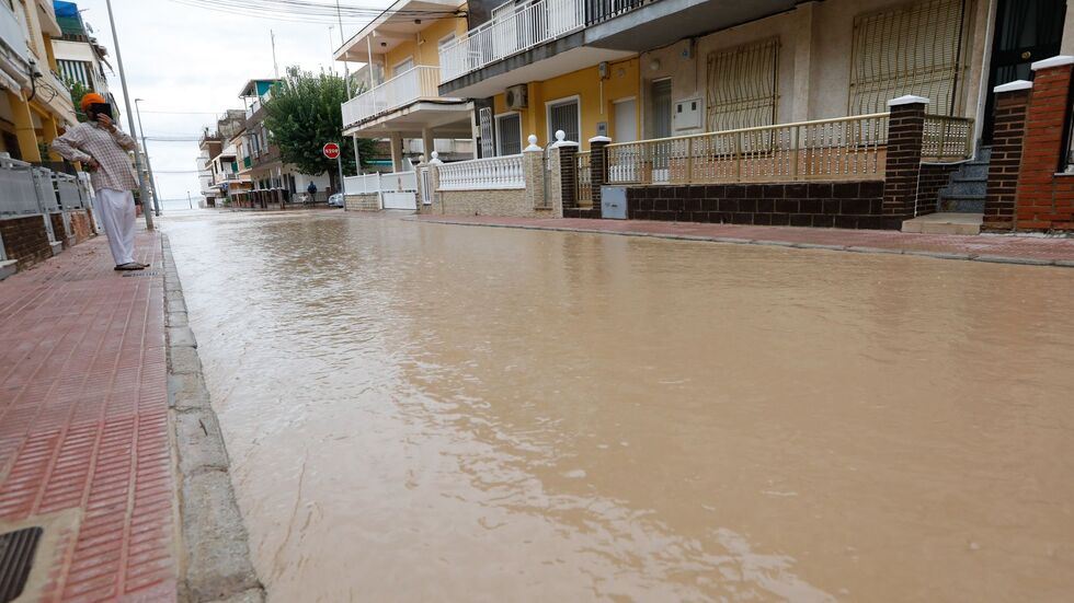 Zahlreiche Straßen sind in Südostspanien bei schweren Regenfällen überschwemmt worden. Zahlreiche Straßen sind in Südostspanien bei schweren Regenfällen überschwemmt worden.